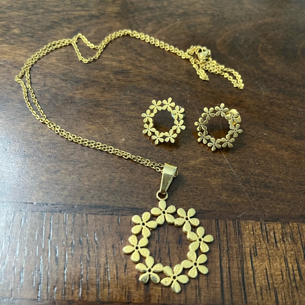 3 pieces gold tone necklace and matching earrings